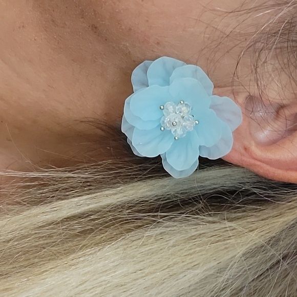 🔥LAST PAIR🔥 Sculptural Flower Statement Earrings - Picture 3 of 9